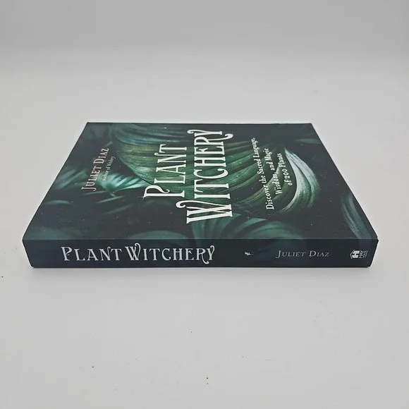 Plant Witchery: Discover the Sacred Language, Wisdom,‎ and Magic of 200 Plants - Picture 5 of 6
